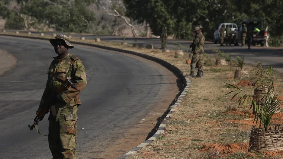 Hlídkující nigerijští vojáci v ulicích