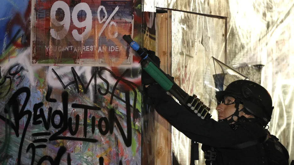 Policista míří na demonstranty z hnutí Okupujte Wall Street