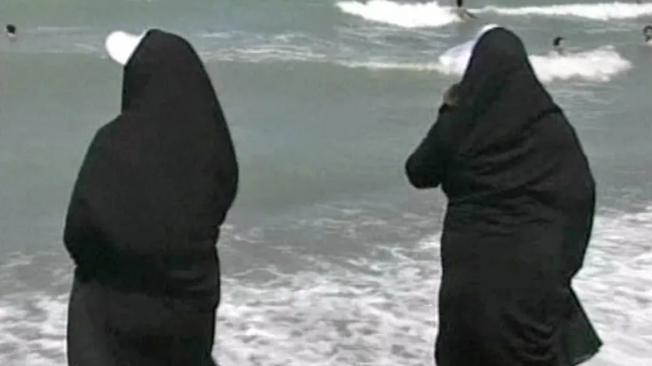 Zahalené muslimky na pláži