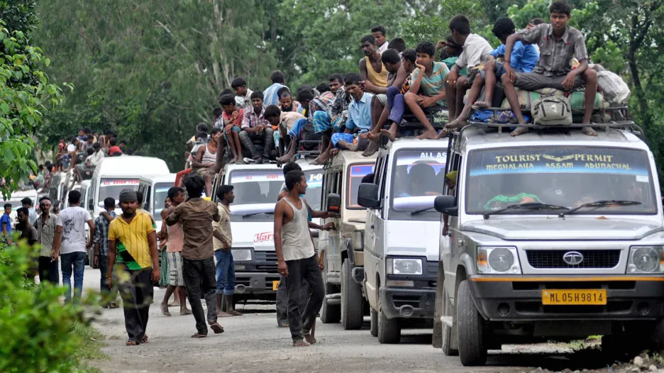 Vesničané prchají před nepokoji v indickém Ásamu