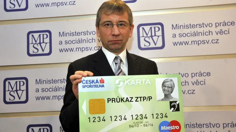 Jaromír Drábek s kartou pro vyplácení dávek