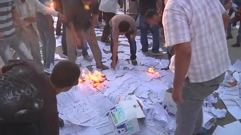 Zapalování hlasovacích lístků v Benghází