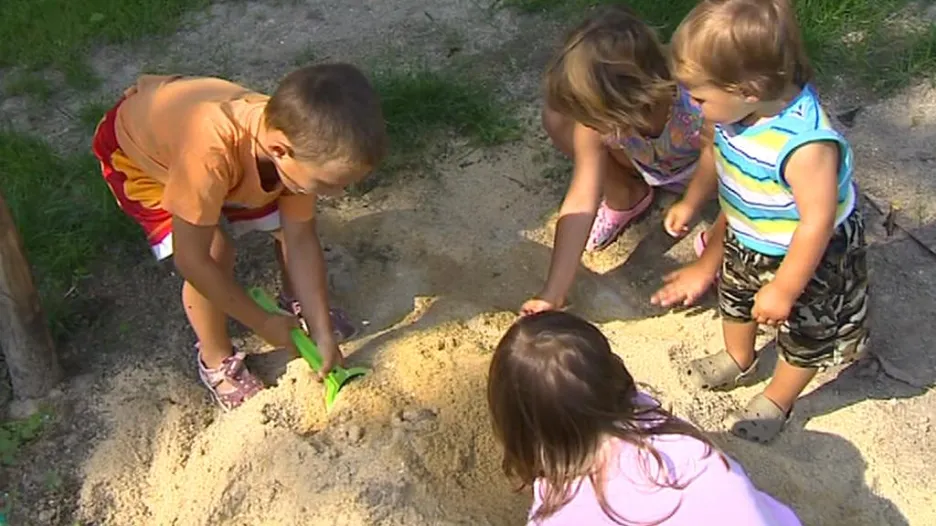 Děti při hře na písku