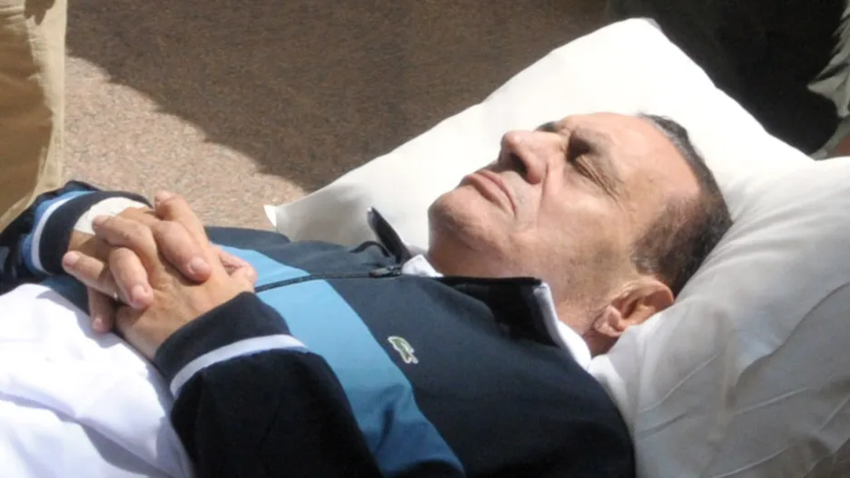 Husní Mubarak na cestě k soudu