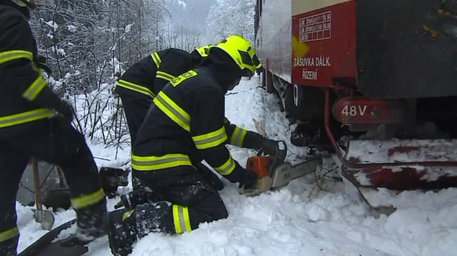 Hasiči při zásahu u vykolejeného vlaku mezi Tanvaldem a Železným Brodem