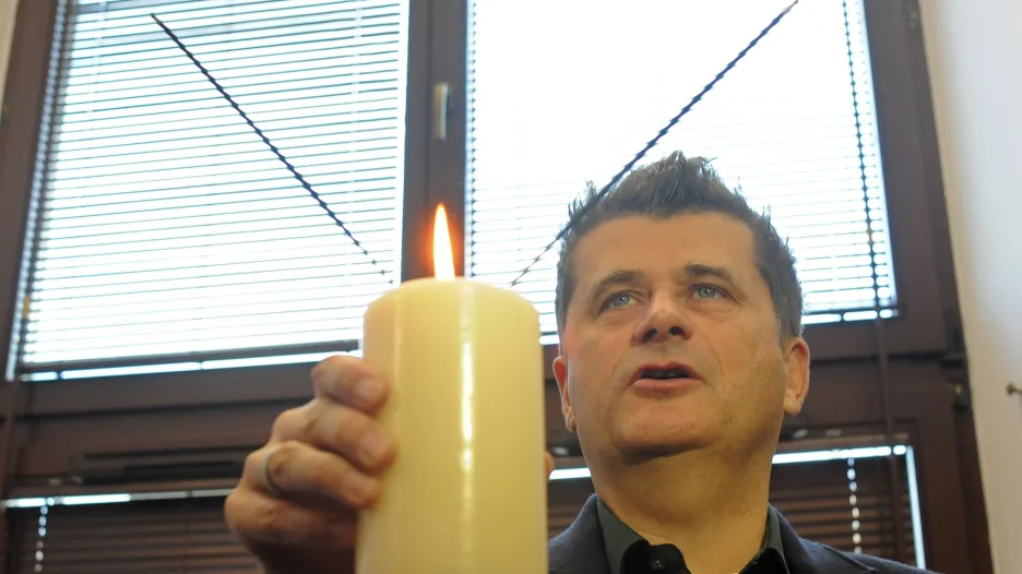 Janusz Palikot pálí vonnou tyčinku s marihuanou