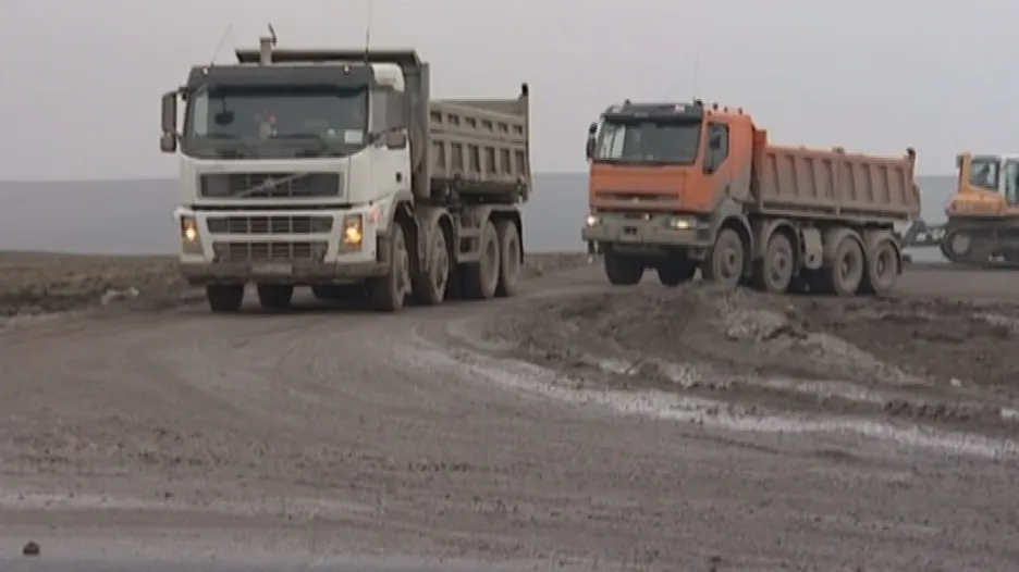 Kamiony přivážející zeminu znečišťovaly silnici