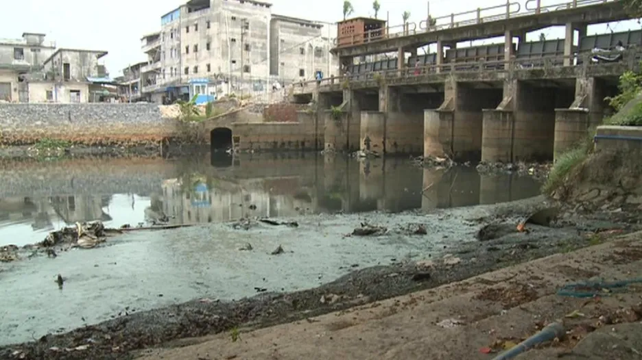 Znečistěná řeka v Číně
