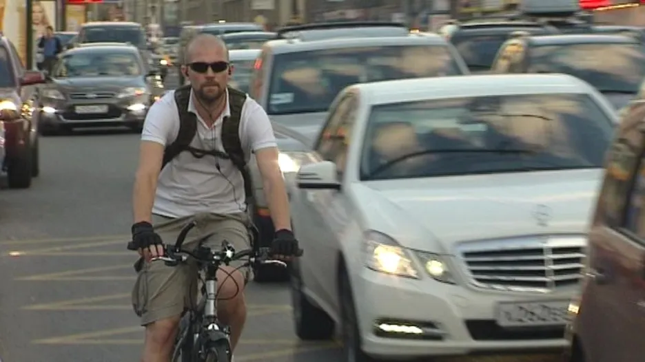 Cyklisté v ulicích Moskvy