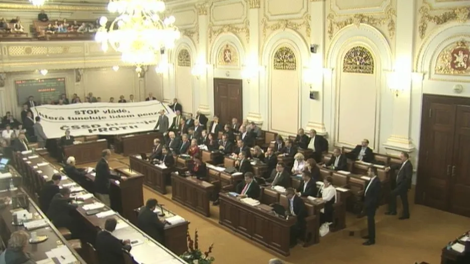 Poslanci ČSSD roztáhli ve sněmovně plakát proti důchodové reformě