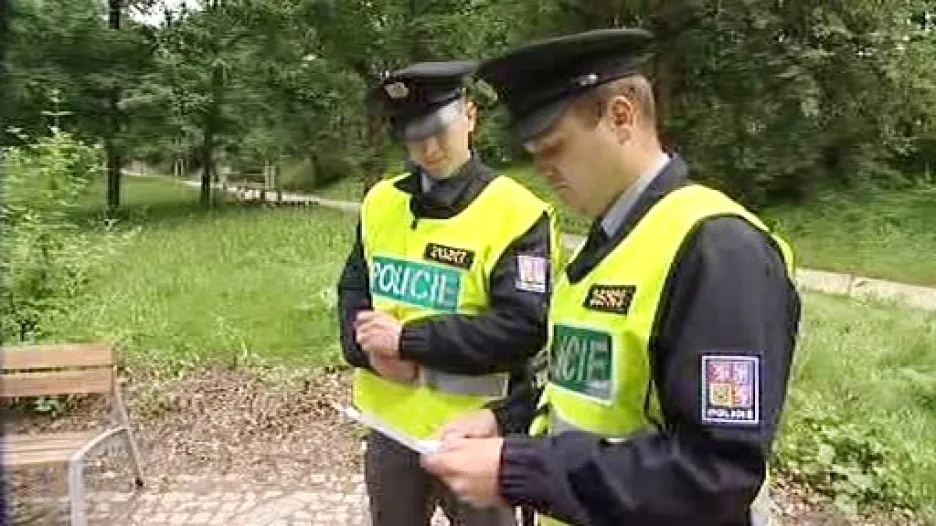 Policie prohledává parky a opuštěná místa