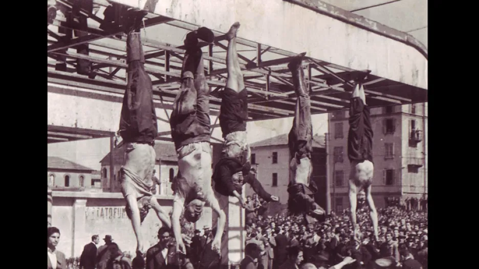 Popravený Benito Mussolini (druhý zleva)