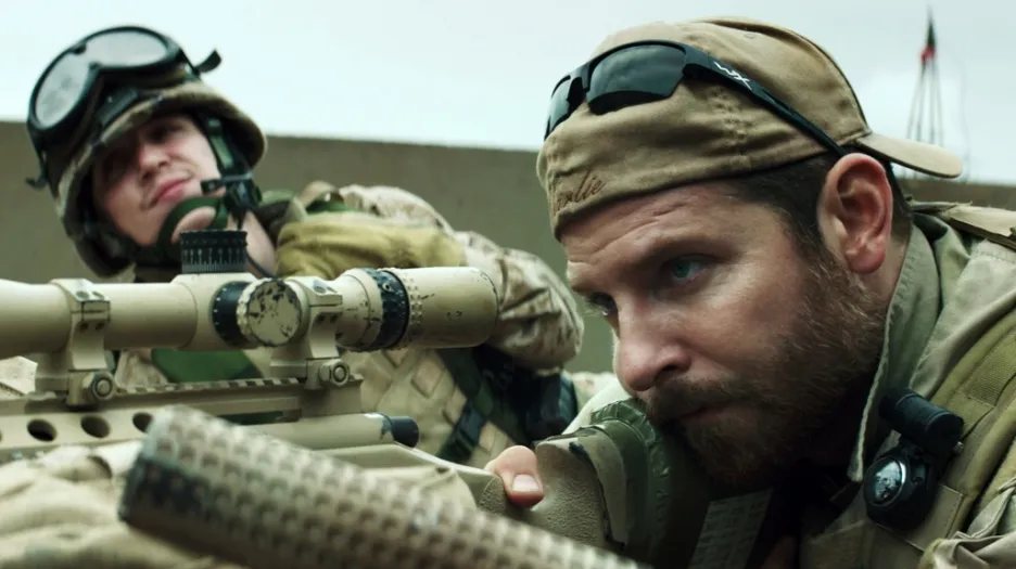 Bradley Cooper v roli známého snipera Chrise Kylea