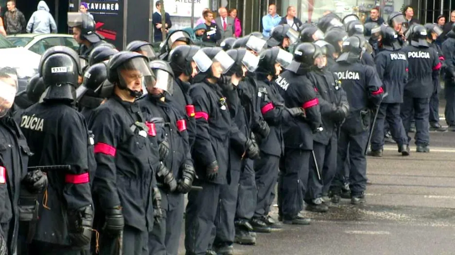 Slovenská policie na demonstraci proti imigrantům