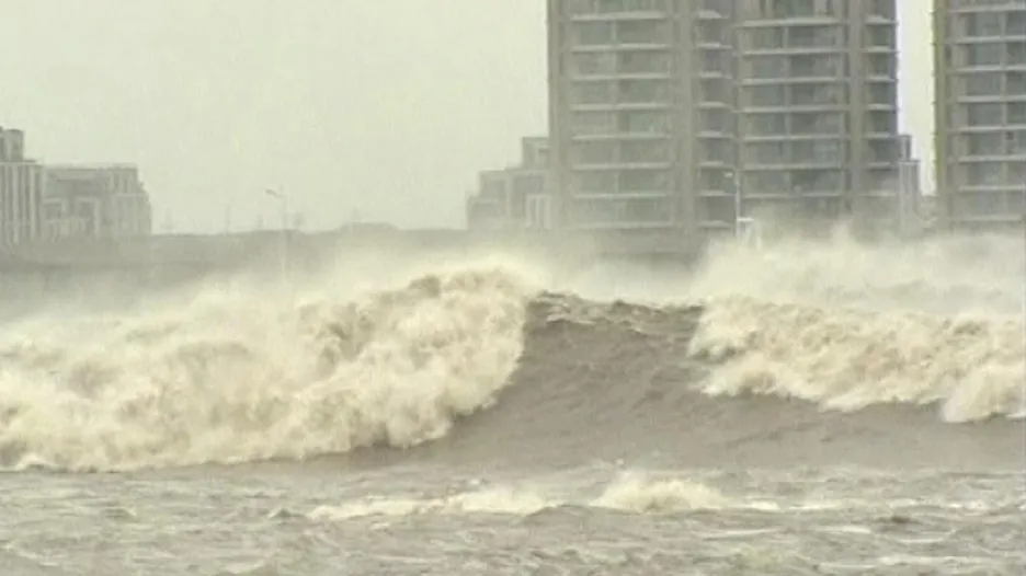 Tajfun přinesl do číny obrovské přílivové vlny