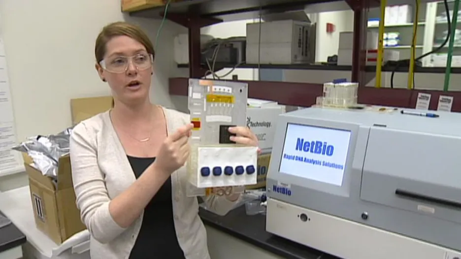 Bioložka NIST Erica Romsosová s přístrojem pro analýzu DNA