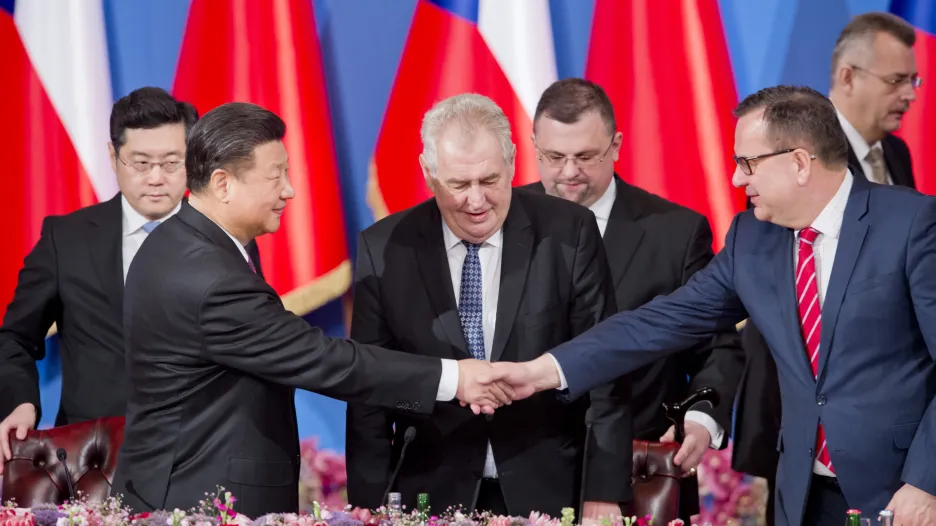 Čínský prezident Si Ťin-pching se zdraví s ministrem průmyslu a obchodu Janem Mládkem