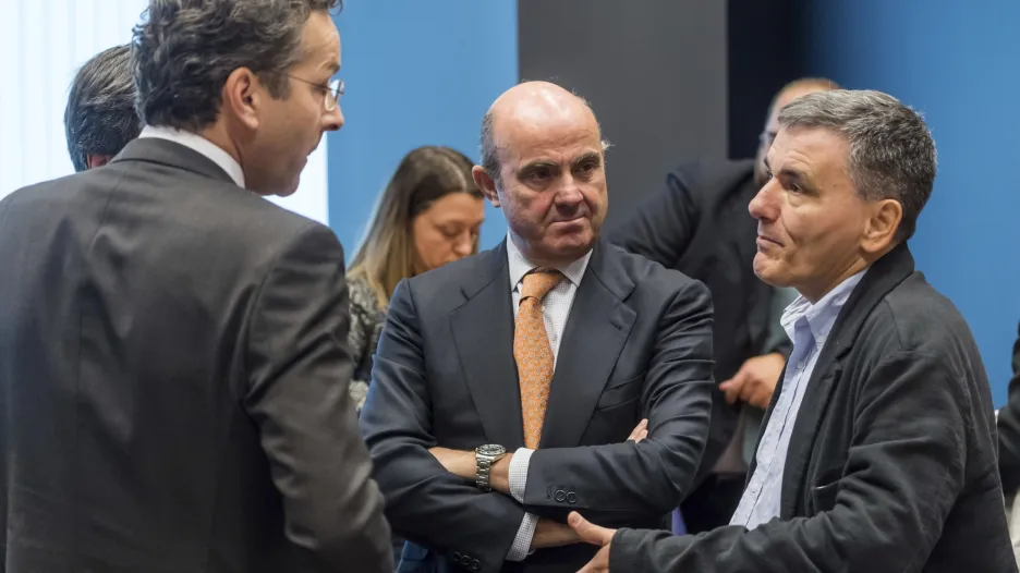Šéf euroskupiny Jeroen Dijsselbloem s ministry financí Španělska Luisem de Guindem a Řecka Euclidem Tsakalotosem