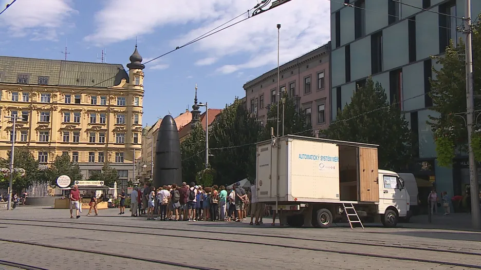 Měřící vůz na náměstí Svobody v Brně