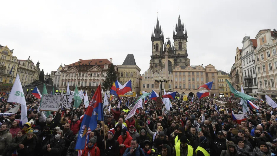 Protest proti vládním opatřením na Staroměstském náměstí v Praze