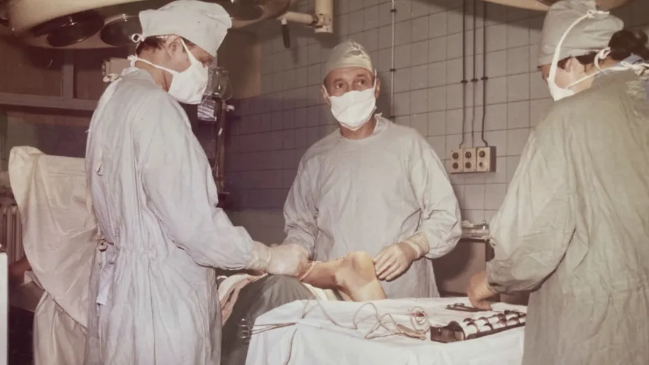Richard Kania (uprostřed) na operačním sále