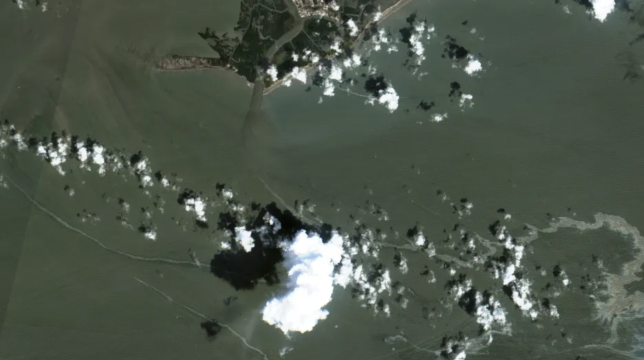 Ropná skvrna je na satelitním snímku vidět vpravo dole