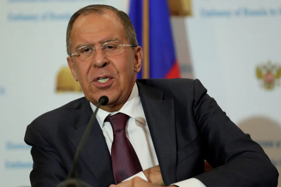 Lavrov odpovídá novinářům při brífinku na ruské ambasádě