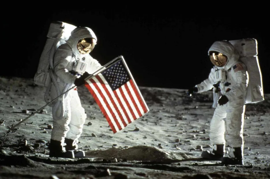 Neil Armstrong a Buzz Aldrin po přistání na Měsíci