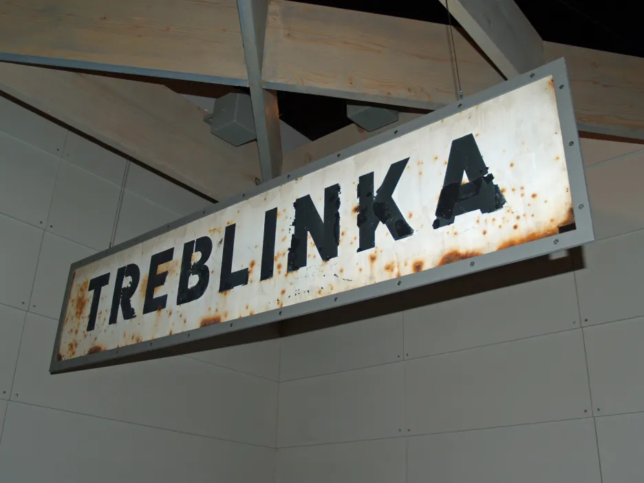 Cedule na železniční zastávce Treblinka, kde nacisté zřídili tábor smrti