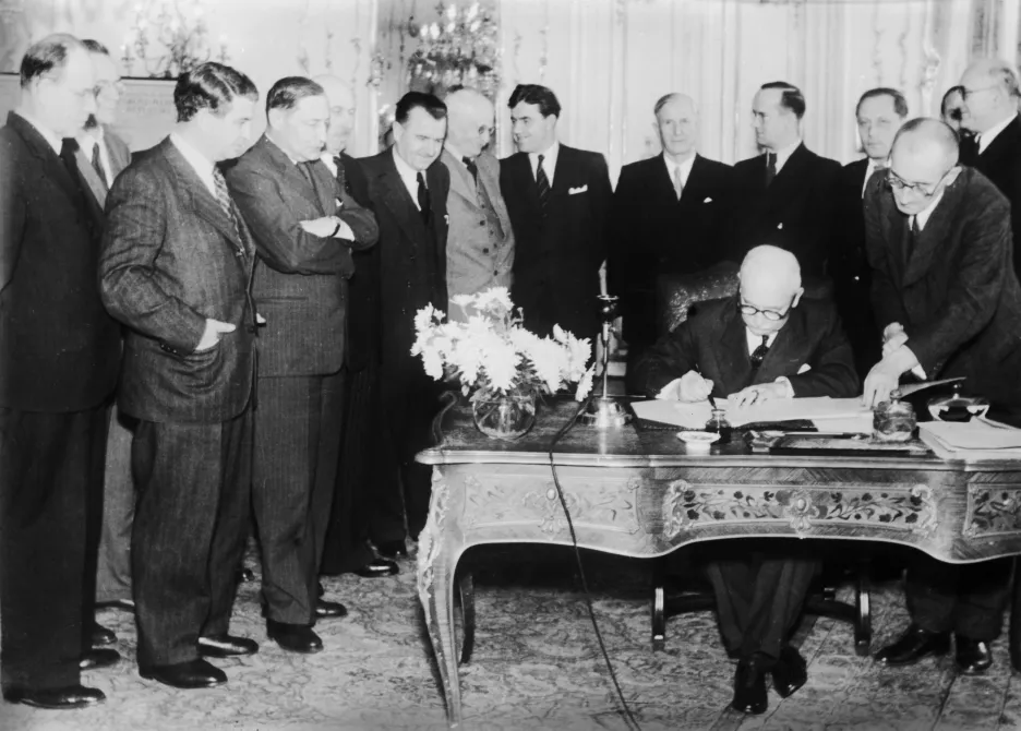 Edvard Beneš podepisuje 24. října 1945 dekrety o znárodnění 