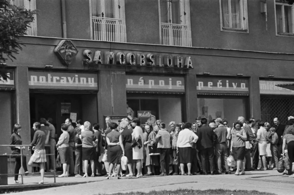 Fronta před prodejnou potravin v Brně v roce 1968