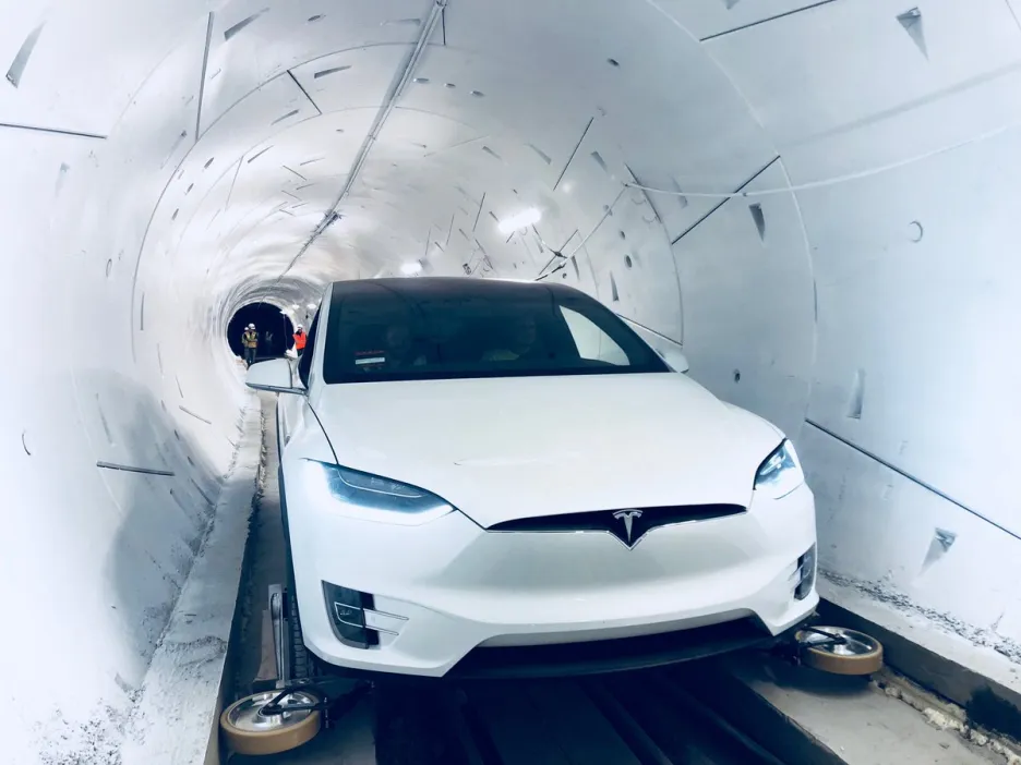 Tesla v Muskově tunelu