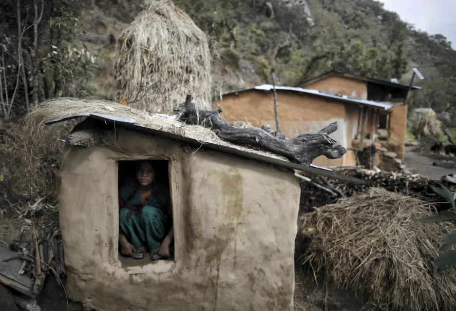 Žena v menstruační chýši v Nepálu
