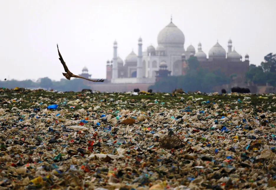 Odpad na březích řeky Jamuny nedalekého historického Tádž Mahalu