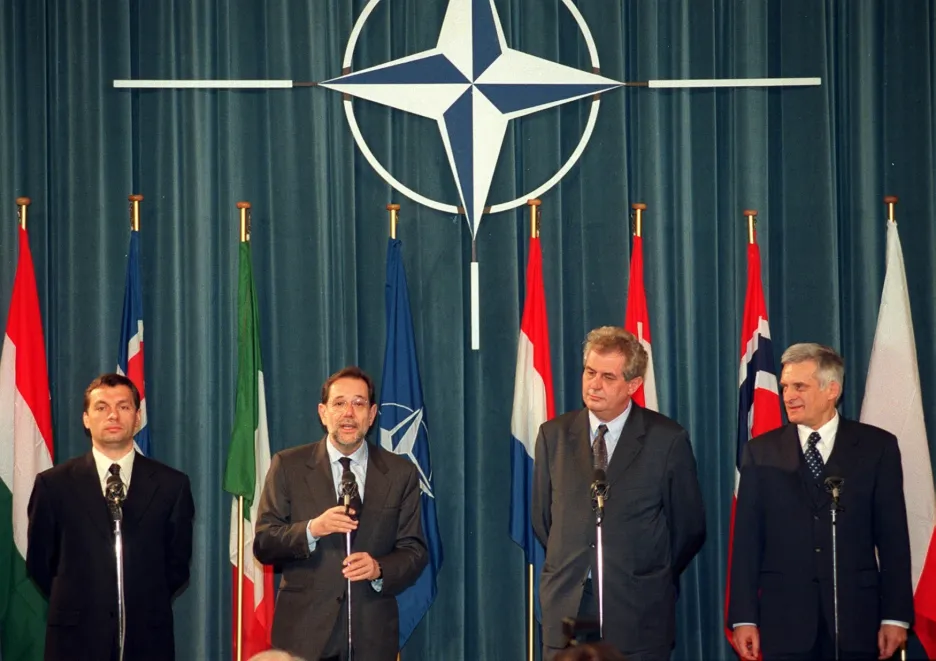 Premiéři Maďarska, Česka a Polska a generální tajemník NATO na tiskové konferenci k přijetí nových členů NATO