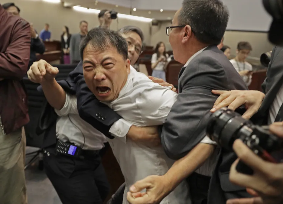 Rvačka v hongkongském parlamentu