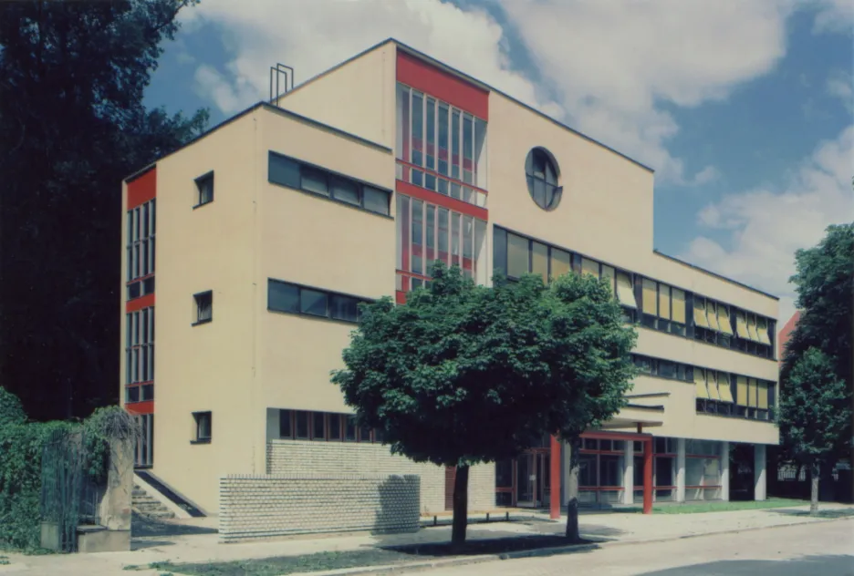 Pohled na tělocvičnu Střední ekonomické školy Olomouc s učebnami, 1982–86