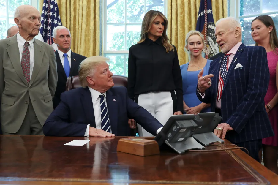 Donald Trump hovoří s Buzzem Aldrinem, zcela vlevo stojí Buzz Aldrin