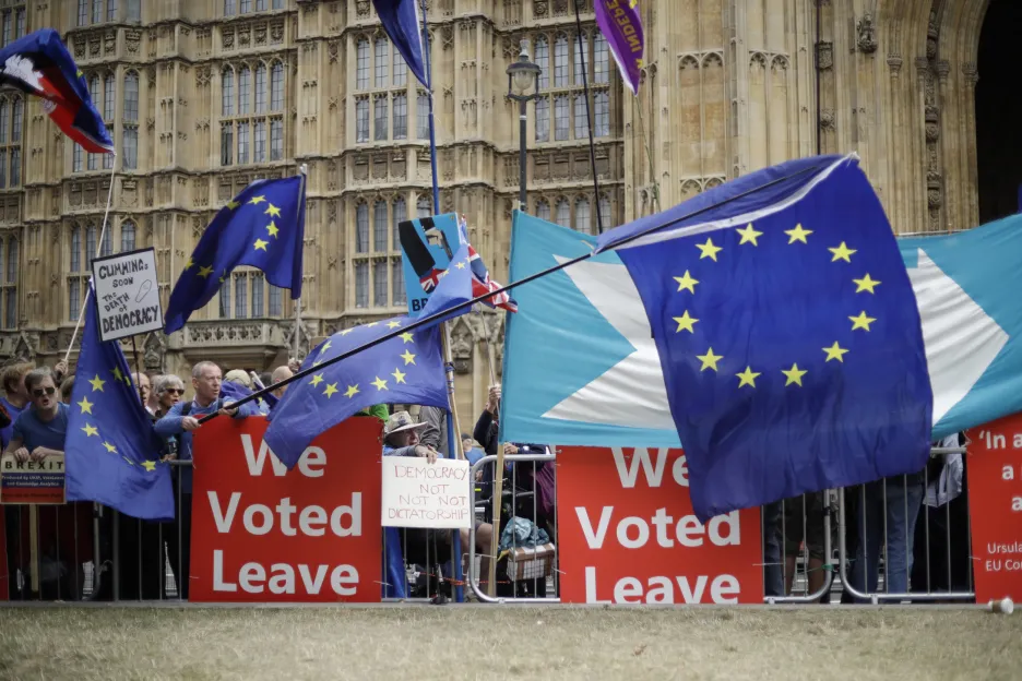 Demonstrace stoupenců brexitu před britským parlamentem