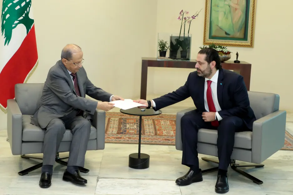 Premiér Harírí (vpravo) předává prezidentovi Aúnovi rezignaci