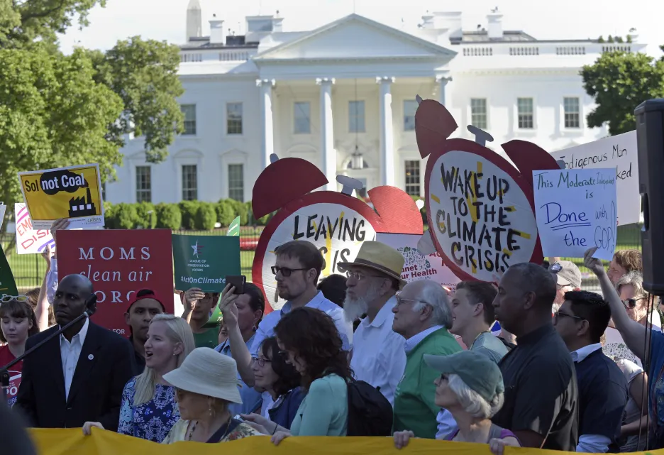 Protest za ochranu klimatu před Bílým domem