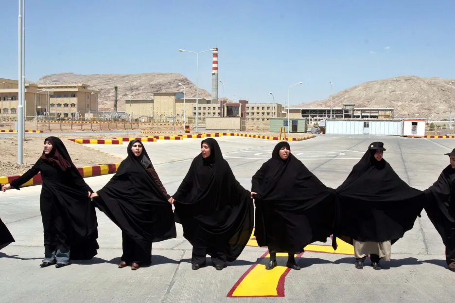 Řetěz íránských žen na podporu jaderného programu před zařízením v Isfahánu