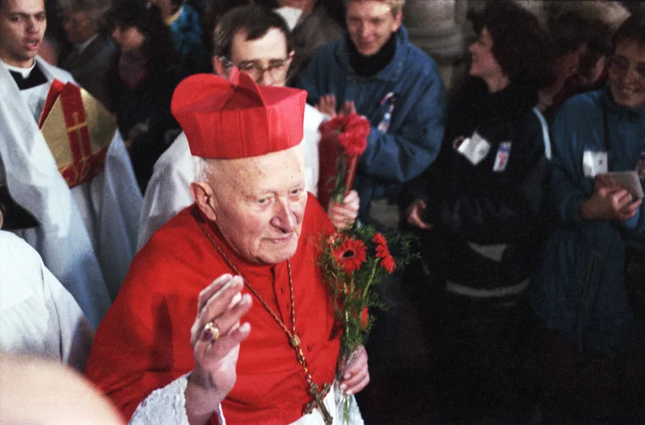 Kardinál František Tomášek mezi věřícími v chrámu svatého Víta, 25. 11. 1989