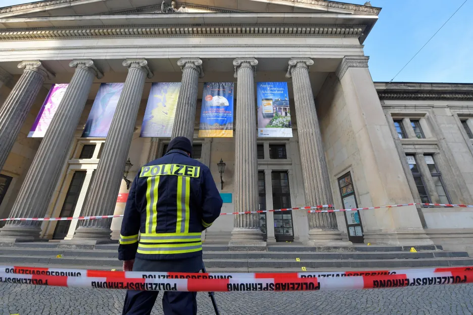 Policie před vykradeným muzeem v Drážďanech