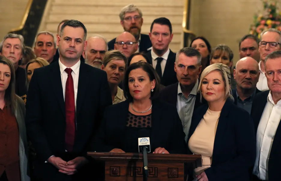 Vedení Sinn Féin, uprostřed šéfka strany Mary Lou McDonaldová