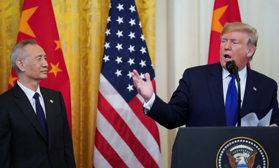 Čínský vicepremiér Liu He poslouchá projev Donalda Trumpa