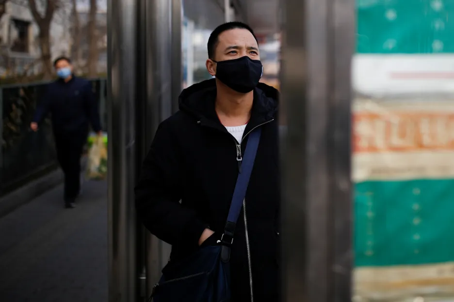 Před nákazou se lidé v Číně chrání rouškami
