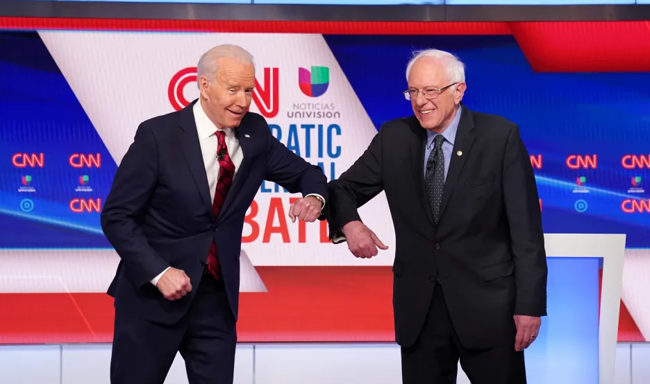Biden a Sanders během jedné z televizních debat