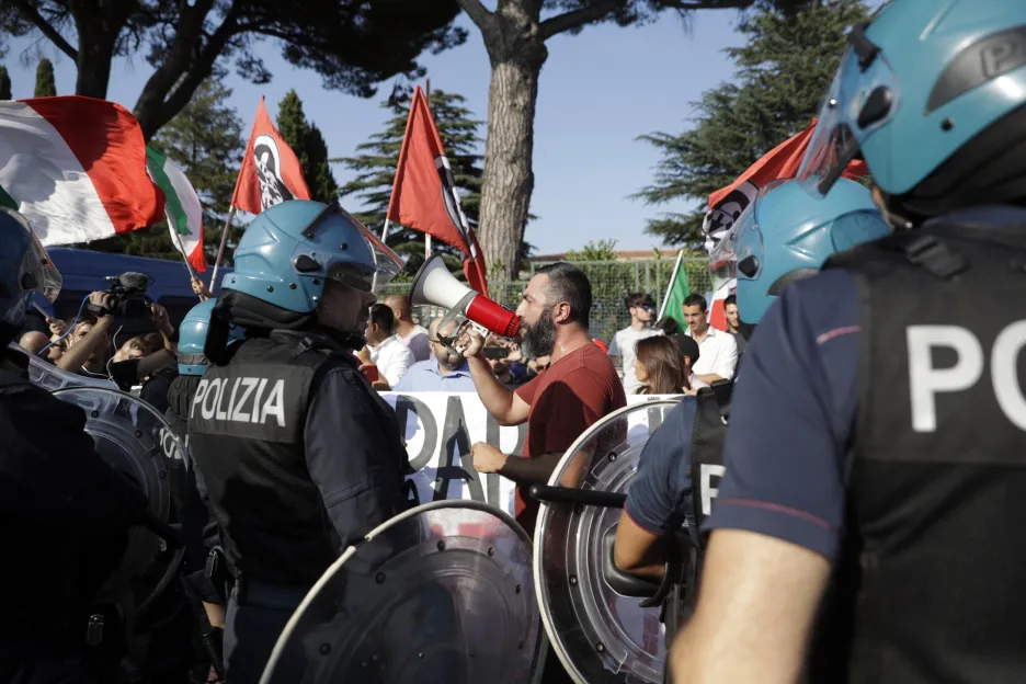 Neofašisté ze skupiny CasaPound během protiimigrační demonstrace v létě 2018