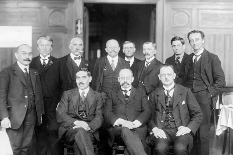 Vlastimil Tusar (nahoře třetí zprava) se členy Československé sociálně demokratické strany dělnické na sjezdu v roce 1922